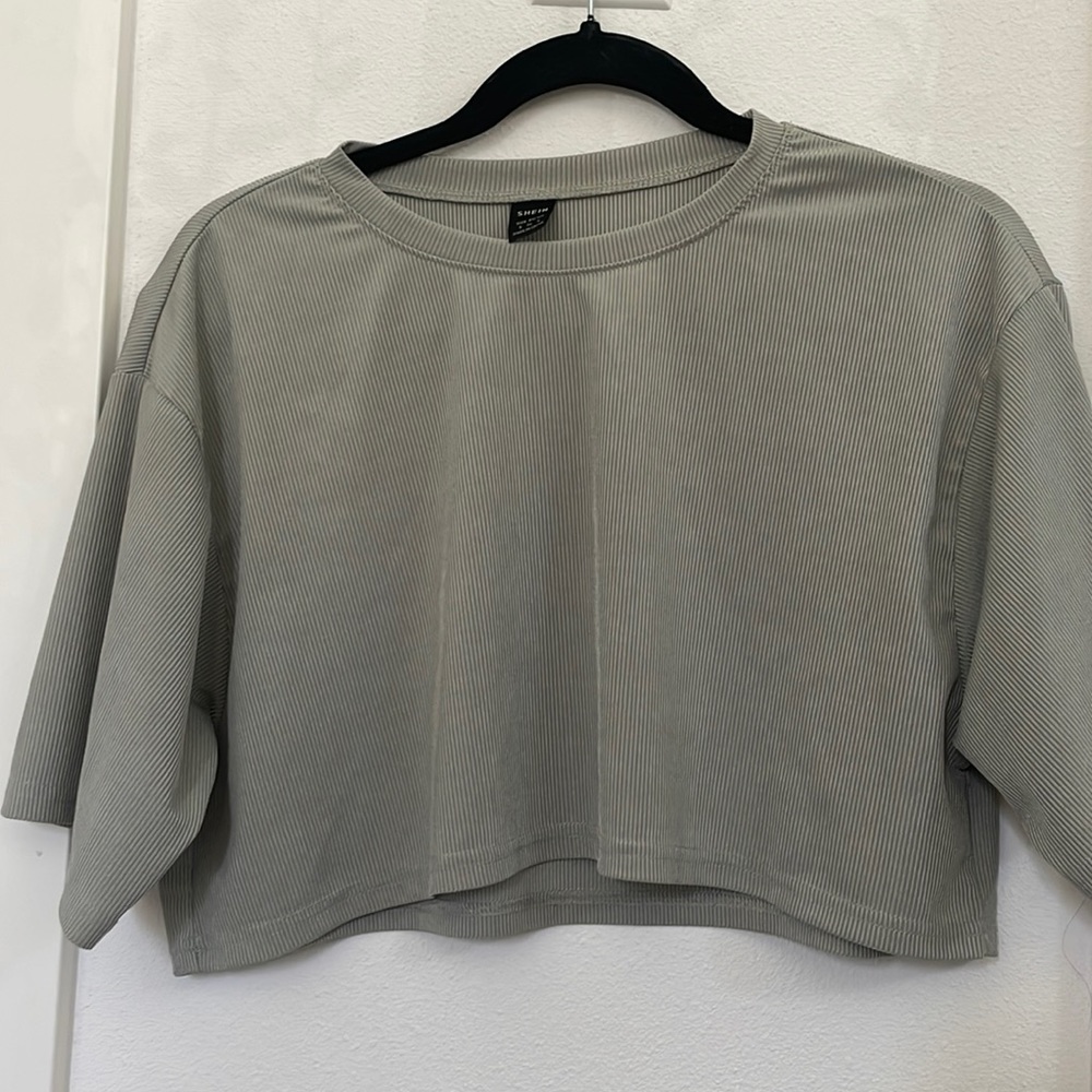 super cute and comfy, casual cropped t-shirt